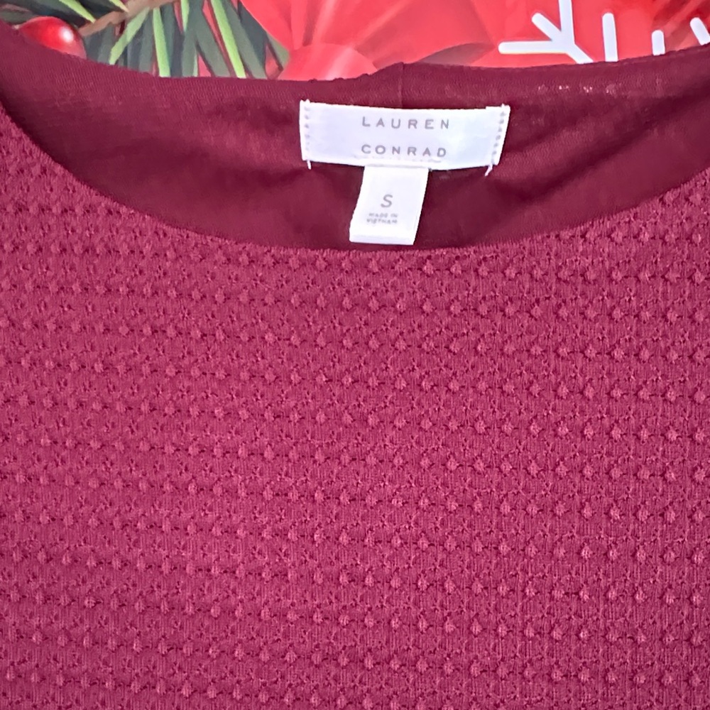 Lauren Conrad Women's Burgundy Floral Hem Top - Picture 2 of 9